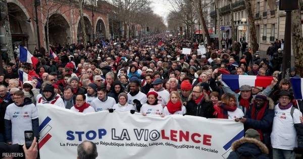 الأوشحة الحمراء في فرنسا.. ما حقيقتها ومن يقف خلفها؟