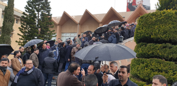اعضاء الهيئة التدريسية بجامعة اليرموك يحتجون (تفاصيل)