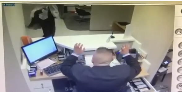 شاهد بالفيديو .. عملية السطو على بنك الاتحاد في ماحص