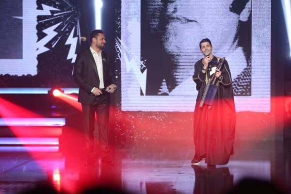 شاهدوا.. فنان لبناني يسقط على المسرح بطريقة “مضحكة” لكن “مؤلمة”