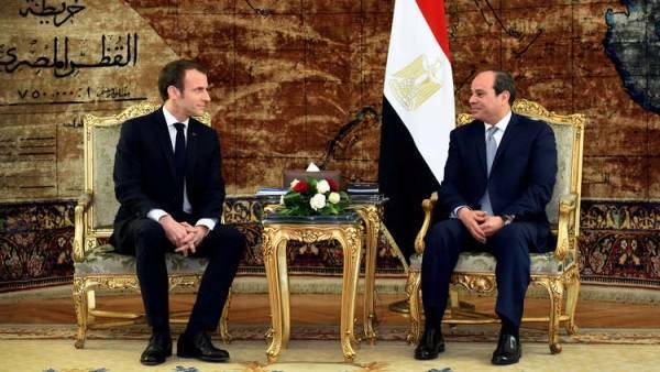 ماكرون يمتنع عن بحث صفقات أسلحة جديدة مع السيسي
