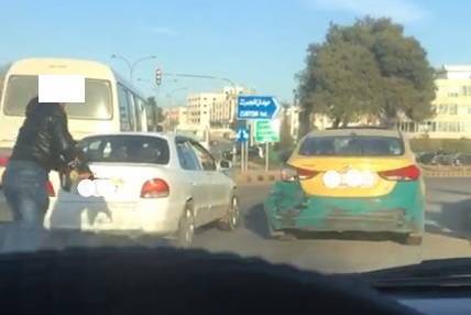 التهجم على سائق تكسي بالكلاشينكوف في عمان (فيديو)