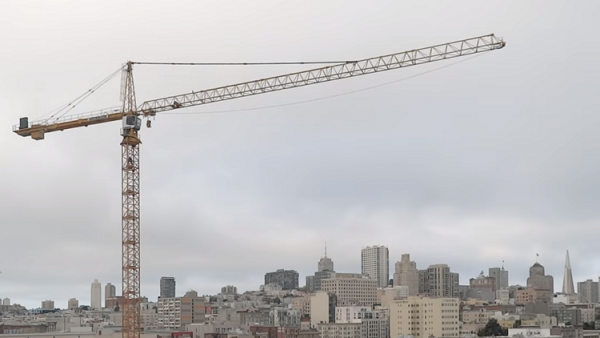 انهيار رافعة عملاقة يترك عامل بناء معلقا في الهواء! (فيديو)