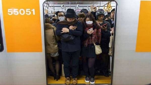 شاهد بالفيديو .. كيف ينزل ركاب المترو في كوكب اليابان