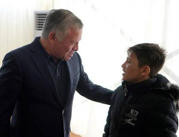 طفل رمثاوي يعترض موكب الملك