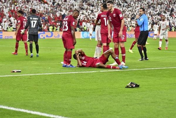 العالم يضحك على مباراة الشباشب: الإماراتيون والقطريون يخسرون