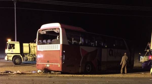 وفاة واصابات باصطدام حافلة اردنيين بـ جِمال بالسعودية