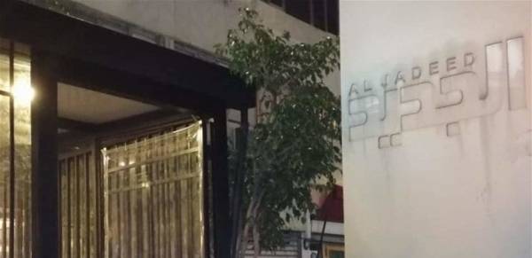 شاهد بالفيديو ..لحظة الهجوم بقنبلة على قناة تلفزيونية لبنانية