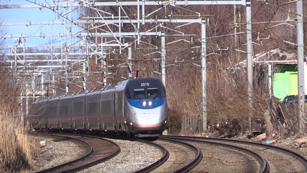 شاهد بالفيديو أمريكيون يضرمون النار في سكك الحديد لسبب غريب !!