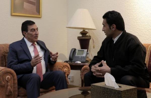 الطراونة يلتقي شاباً قفز من شرفات المجلس