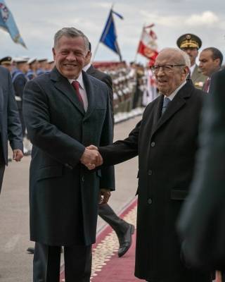 الملك والرئيس التونسي يؤكدان الحرص على تطوير التعاون بين البلدين