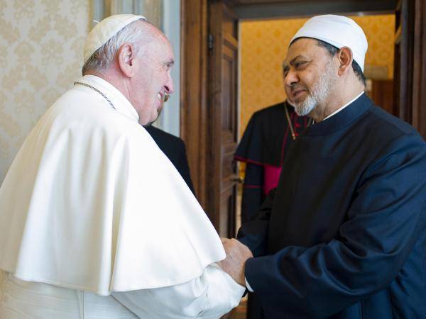 للمرة الأولى تاريخيا .. البابا وشيخ الأزهر يقيمان في بيت واحد