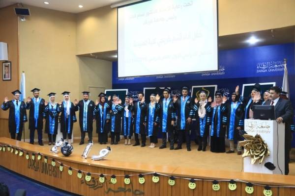 خريجو الصيدلة في جامعة الزرقاء يؤدون قسم المهنة