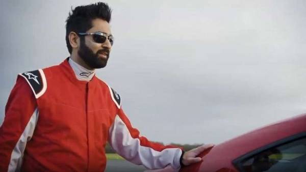 سائق أعمى يصنع التاريخ في مضمار لاختبار السيارات! (فيديو)