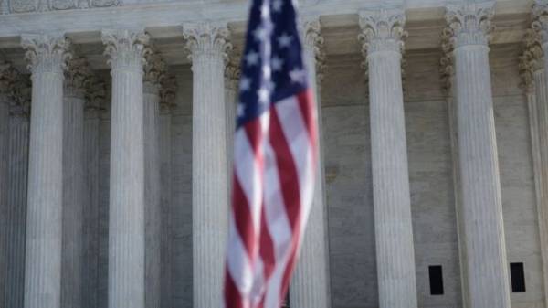 قاض أمريكي يلوم فتاتين تعرضتا لواقعة اعتداء ويخفف الحكم على مرتكب الجريمة