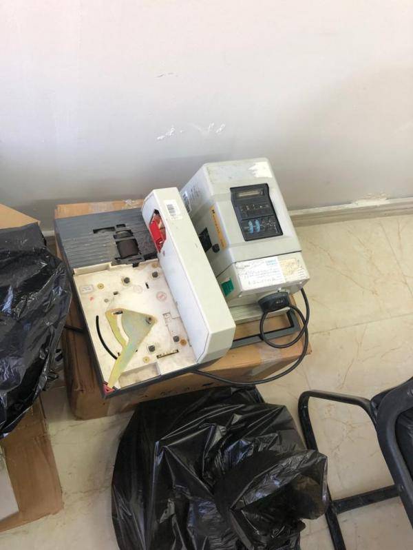 شاهد بالصور موظف يحرق آلة لدمغ الطوابع قبل مداهمته من قبل فريق مختص