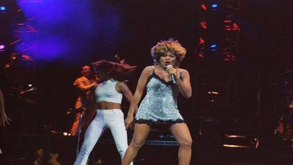 شاهدة عيان يروي قصة ترامب وصبّ الفودكا لـتيرنر حتى الصباح