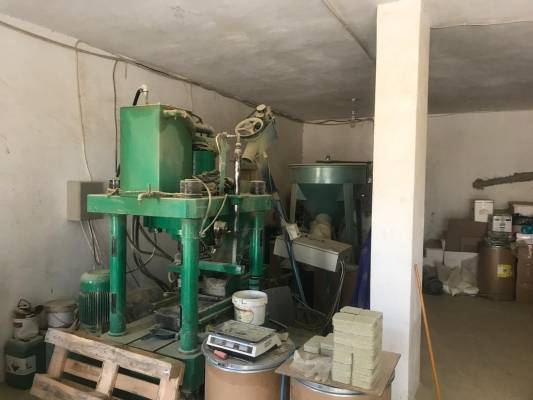 مداهمة منشأة تقوم بتصنيع معقمات وادوية بيطرية مزورة في سحاب (صـور)