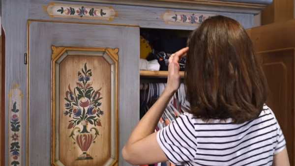 أصوات غريبة تصدر من خزانة فتاة تكشف عن مفاجأة صاعقة!