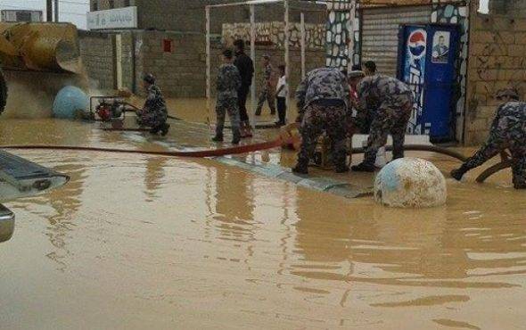 الدفاع المدني ينقذ شخص حاصرته مياه الإمطار