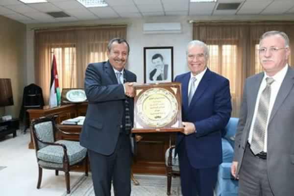 إحالة امين عام وزارة التربية الى التقاعد والمعاني يكرمه