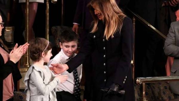 قفازات ميلانيا ترامب في الكونغرس تثير زوبعة في مواقع التواصل الاجتماعي!