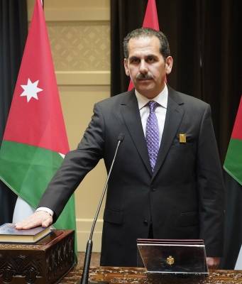 السفير يوسف عبدالغني يؤدي اليمين القانونية أمام الملك