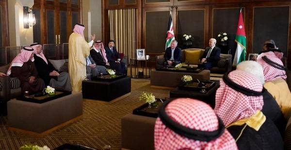 الملك يلتقي عدداً من رفاق السلاح المتقاعدين ممن خدموا معه في كتيبة المدرعات