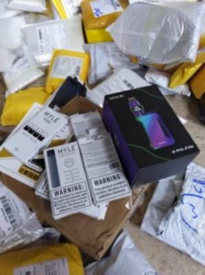 إحباط تهريب سجائر وأراقيل الكترونية (صـور)