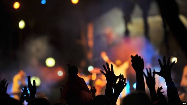 شاهد بالفيديو  ..ردة فعل مغني بعد اشتعال النار في شعره