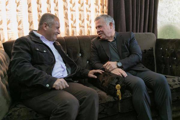 الملك يفاجأ المصاب العسكري المتقاعد غسان الزواهرة
