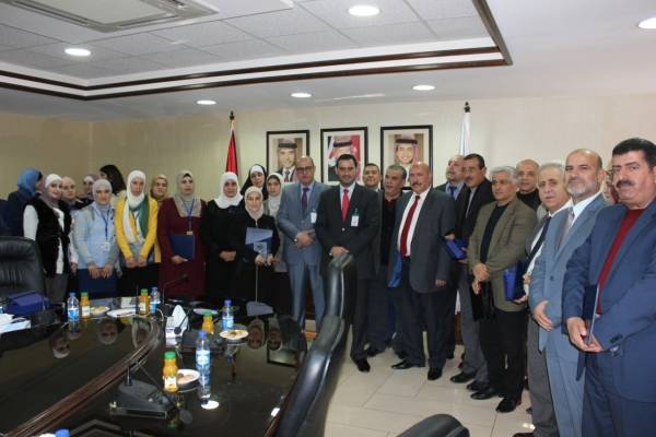 الصناعة والتجارة تكرم عددا من موظفيها