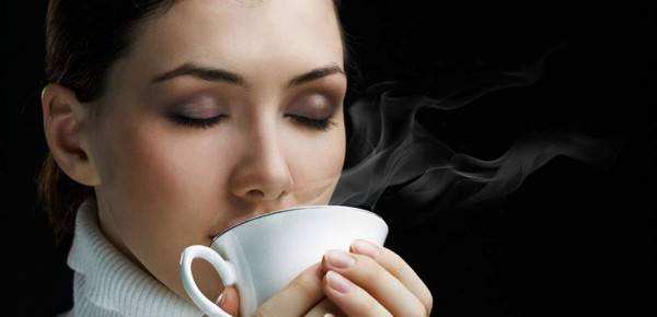 بالقهوة فقط.. تخلصي من سمنة الذقن