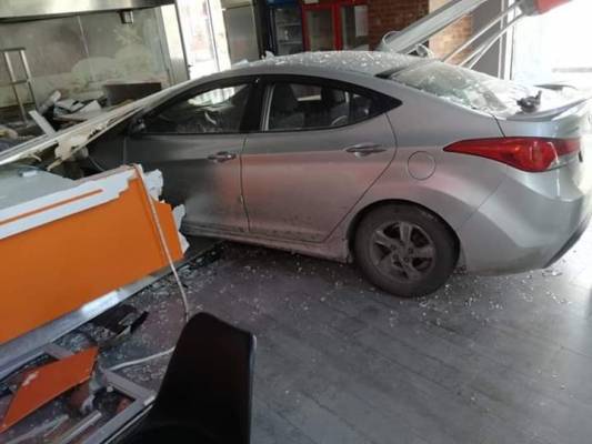 بالصور .. مركبة تقتحم احد المطاعم في تلاع العلي