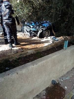 بالصور ..مركبة تخترق شقة في شارع الاستقلال