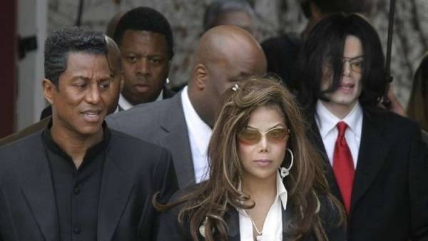 مؤامرة سرية لفرار ملك البوب من أمريكا بسبب الاعتداءات الجنسية