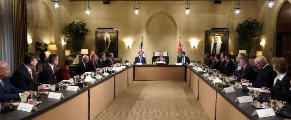 الملك يلتقي وفدا من كبار الضباط بجامعة الدفاع الوطني الأميركية