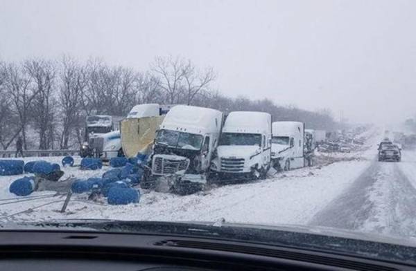 47 سيارة ..حادث مروع على طريق سريع في أمريكا (فيديو)