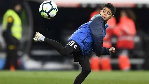 ماكينة أهداف صاعدة بقوة .. نجل رونالدو يتفوق على والده بفارق كبير (فيديو)