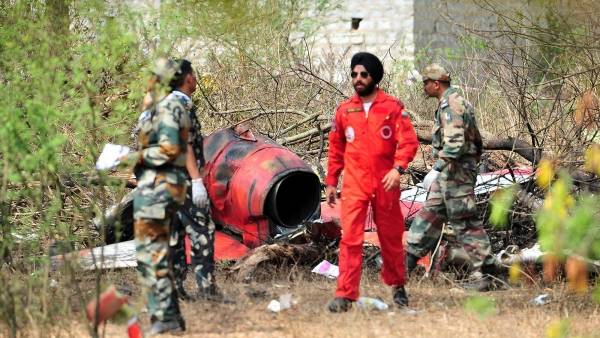 مقتل طيار في تصادم طائرتين حربيتين في الهند ضمن عرض جوي (فيديو)