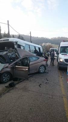 بالصور ..وفاة و 20 اصابة  في حادث بين باص عمومي وسيارة  على طريق ماحص