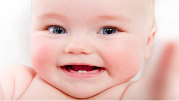 أم تتعرض لصدمة بعد ولادة طفلتها بـ سن مكتملة (صور)