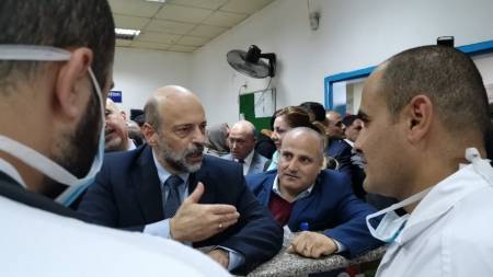 بماذا علق الرزاز في زيارته لمستشفى البشير .. (تفاصيل)