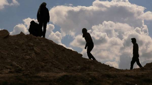 العراق يتسلم 150 إرهابيا من سوريا ويعتقل اكبر عصابة لتمويل داعش