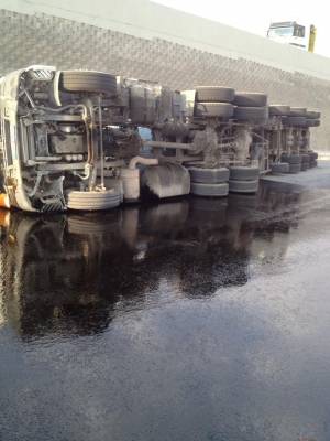 بالصور ...انقلاب صهريج محمل بمادة الفيول على طريق الازرق