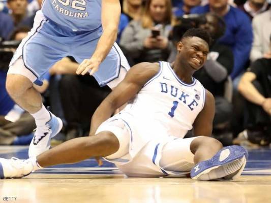 فضيحة نايكي تثير الغضب.. انفجر حذاءه بحضور أوباما (صور)