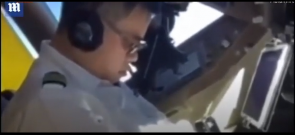 بالفيديو .. طيار يغط في نوم عميق وكاد أن يتسبب في كارثة