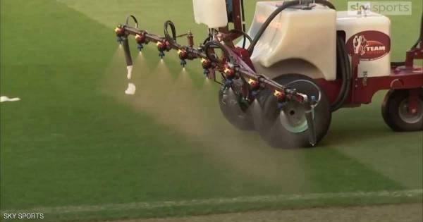 مانشستر يونايتد يرش أرضية الملعب بالثوم قبل لقاء ليفربول