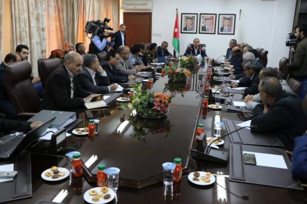 اجتماع امني و غرفة عمليات للتعامل مع الجراد (صور)