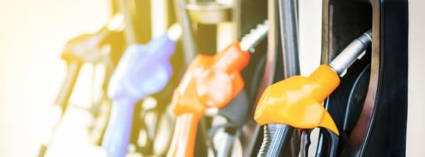 مواطن يسحب مضخة وقود بسيارته بعد تعبئتها في العقبة (صور)